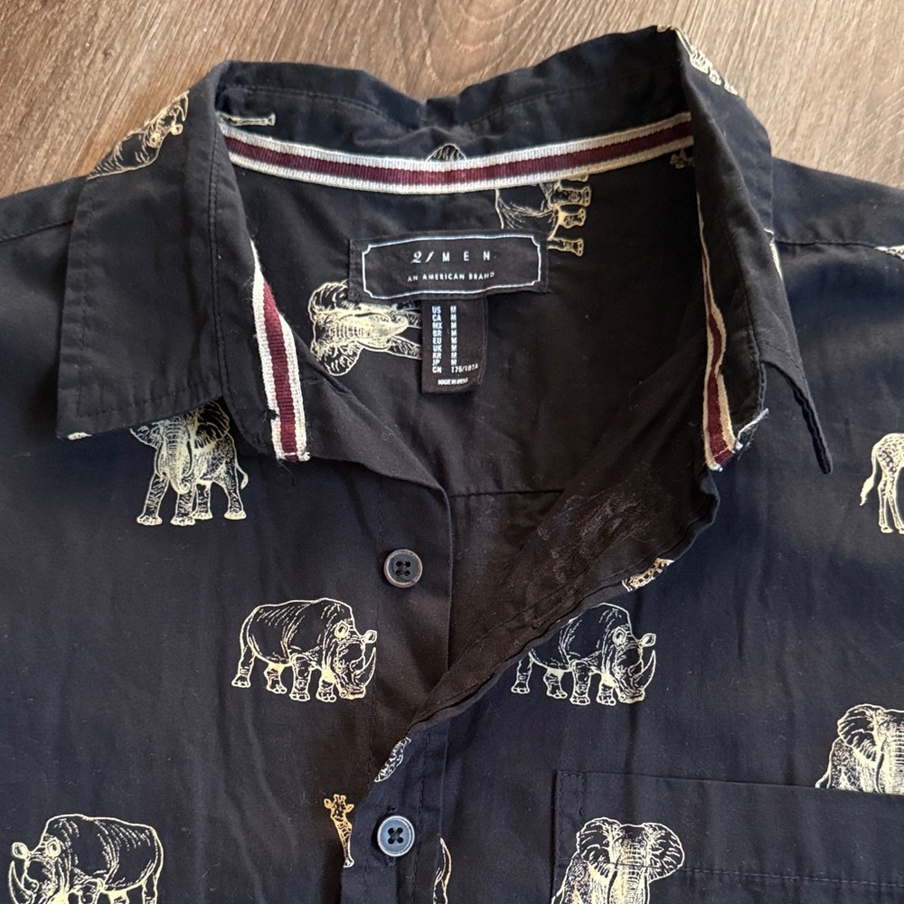 Forever 21 Men’s Black Safari Print Button Down Shirt - Picture 2 of 3